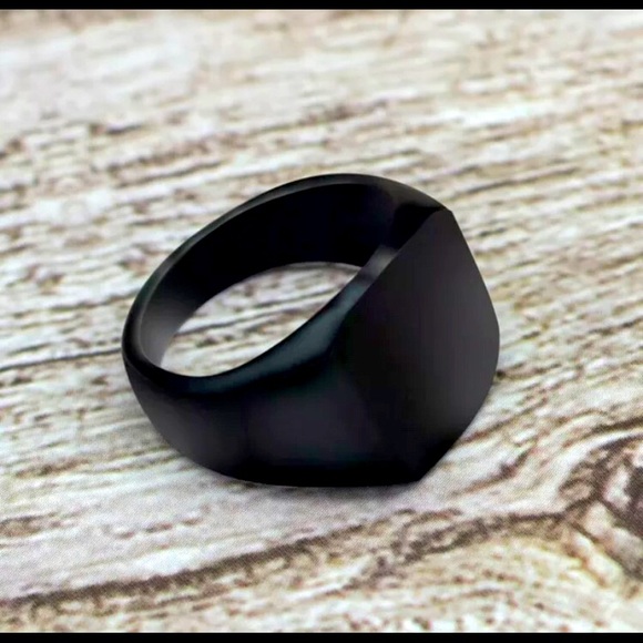 Men's black stainless steel square top ring size 8 - Picture 2 of 4